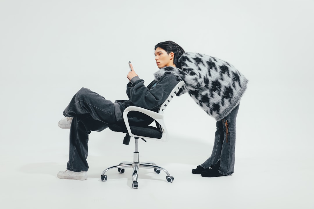 Photo algorithms manipulate worker behavior