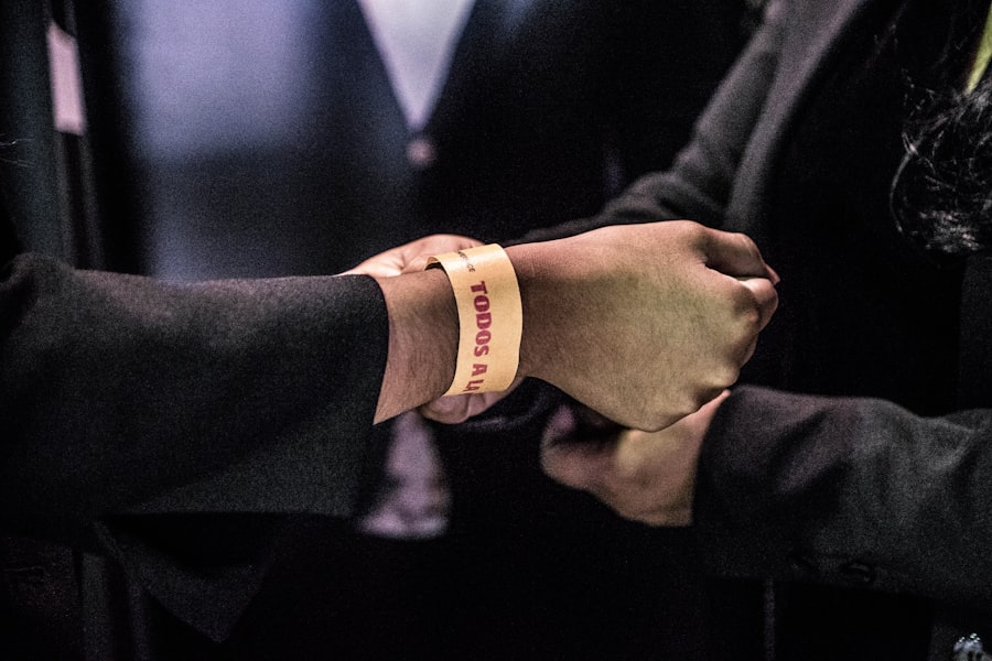 Photo avoid golden handcuffs