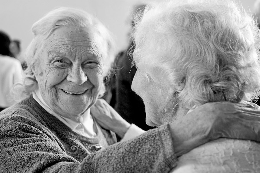 Photo adult children caring for elderly parents